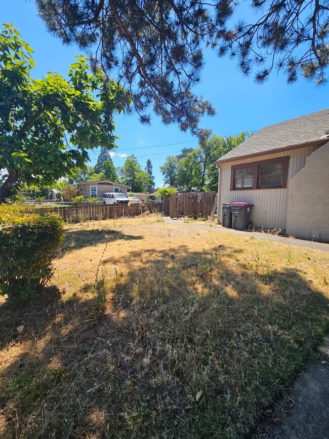 Building Photo - Charming 2 Bedroom Home!