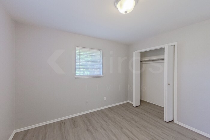 Building Photo - 168 Creekview Dr E