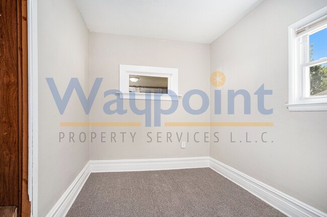 Building Photo - 114 E Maple St