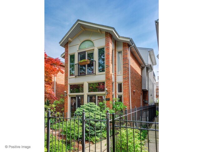 Building Photo - Rarely available single family home for rent in the Southport Corridor!