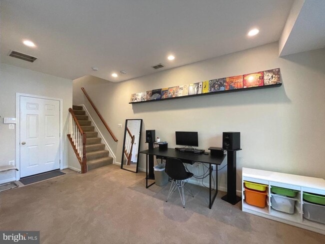 Building Photo - 102 Lounsbury Pl