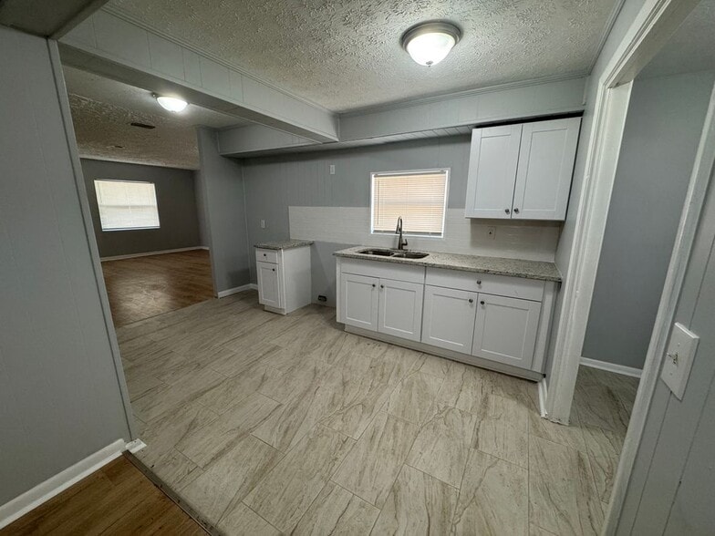 Building Photo - 3828 Rosetree Dr