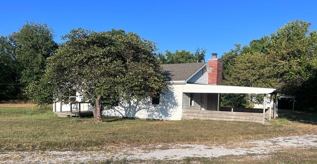 Building Photo - Unique 3 Bedroom Home South of Carl Junction