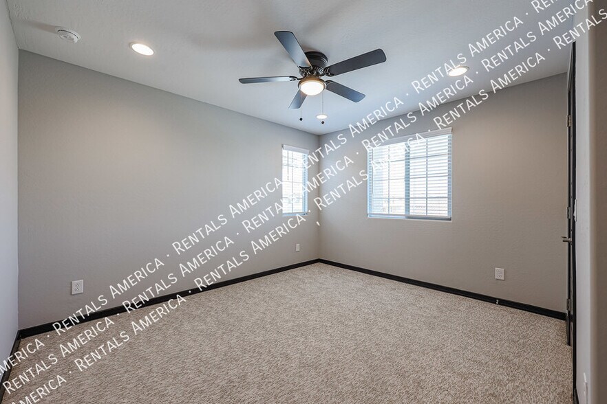 Building Photo - 5610 N 90th Dr