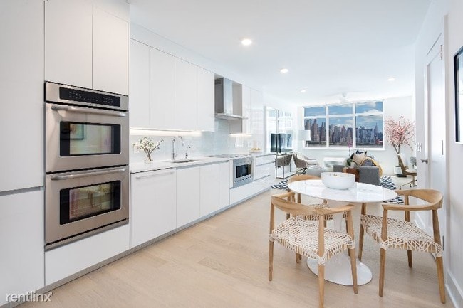 Building Photo - 890 River Rd