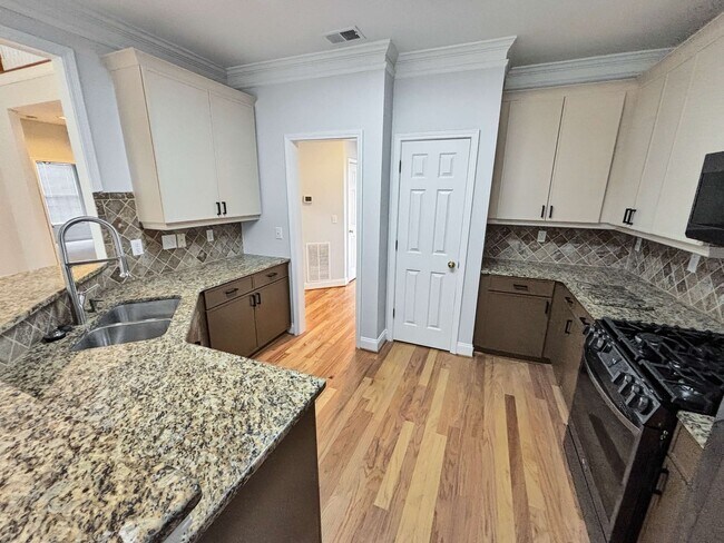 Building Photo - Gorgeous Home in Mableton