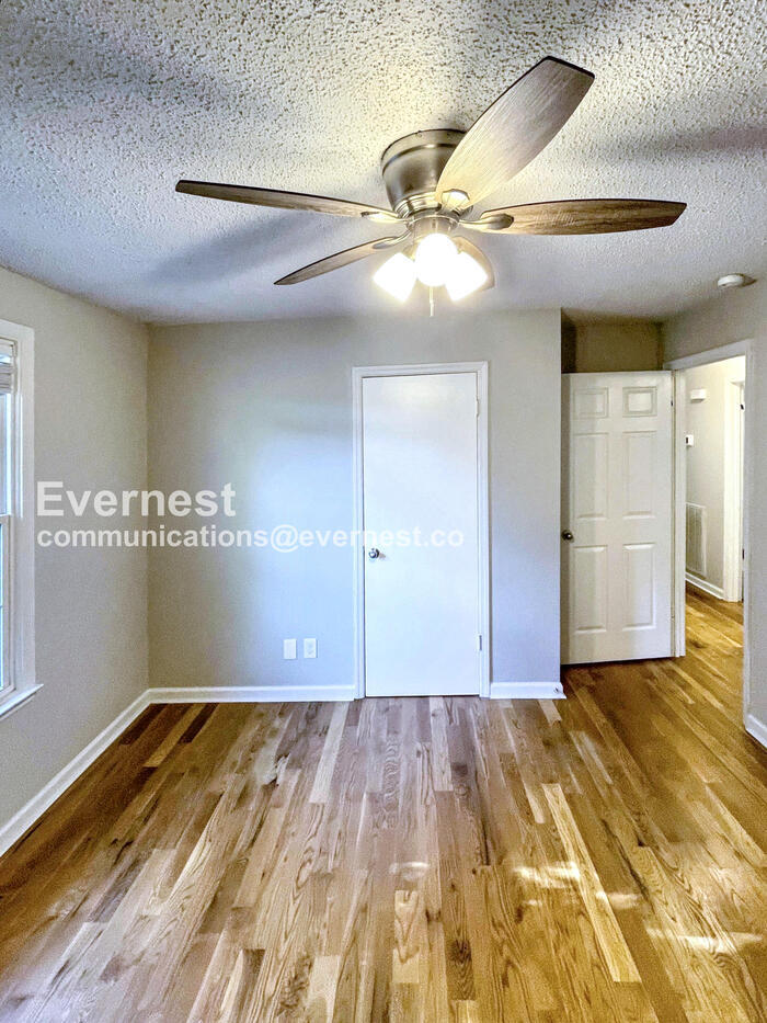 Building Photo - 206 E Hillcrest Dr