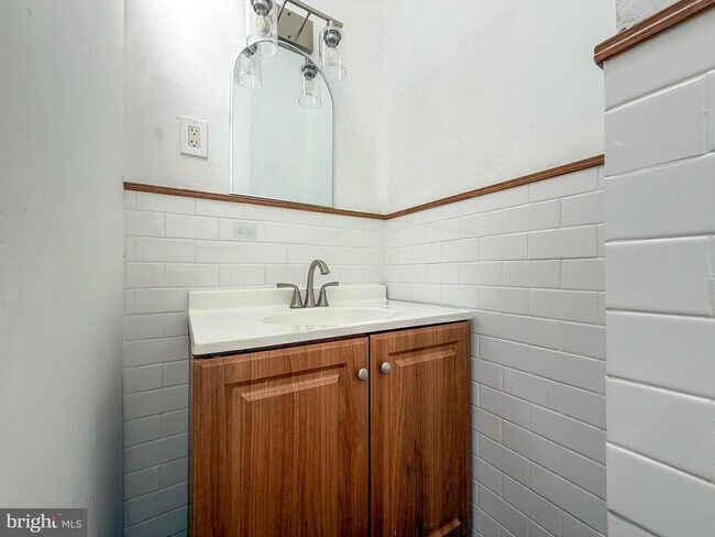 Building Photo - 156 W Albanus St