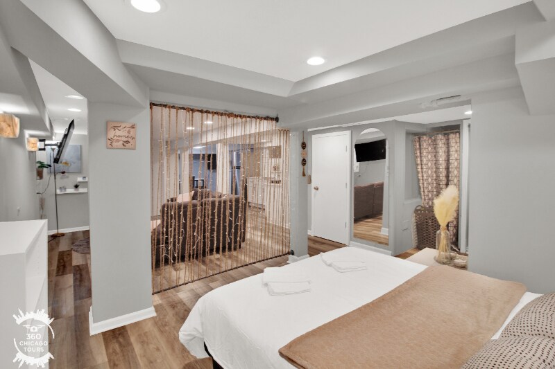 Building Photo - 2438 N Maplewood Ave