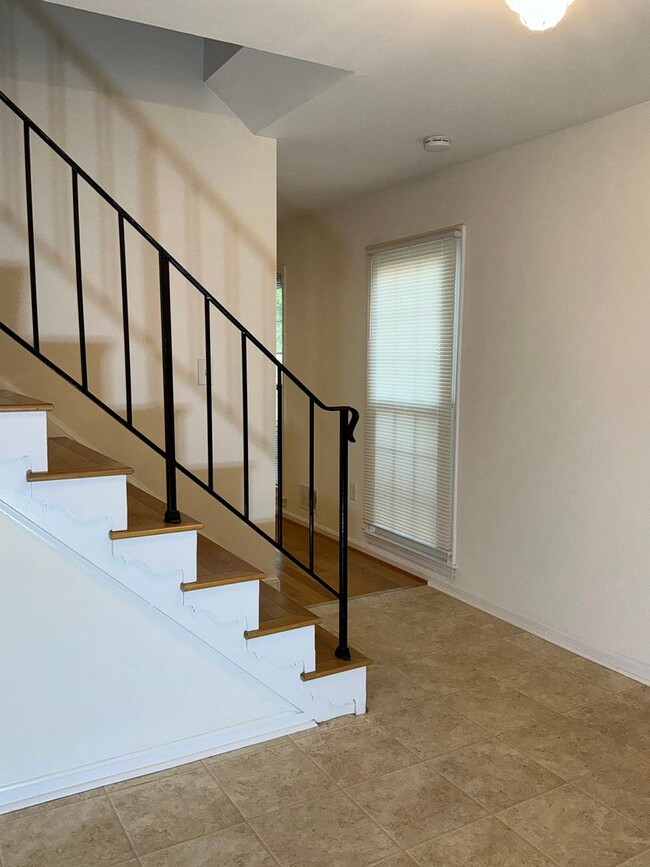 Building Photo - Very well maintained 4BR 2.5BA Colonial mo...