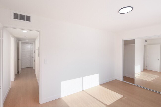 Building Photo - IN-UNIT LAUNDRY WITH ON-SITE PARKING!!