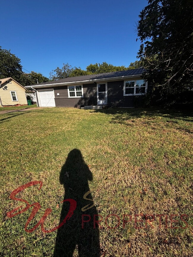 Building Photo - Cozy 2 Bed, 1 Bath Home