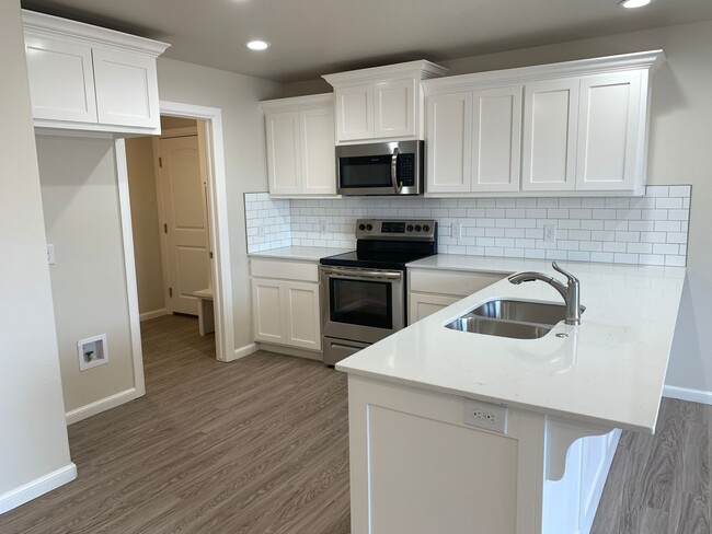 Building Photo - 3 bedroom duplex in Newcastle!