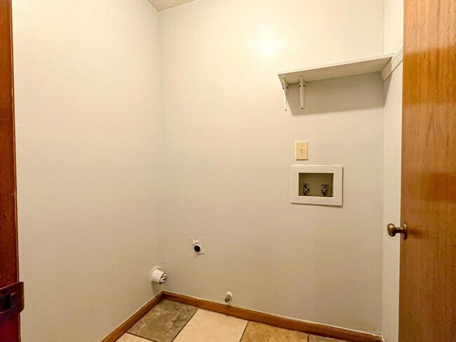 Building Photo - 5506 Singleton Rd