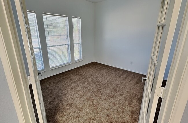 Building Photo - READY FOR MOVE IN NOW!