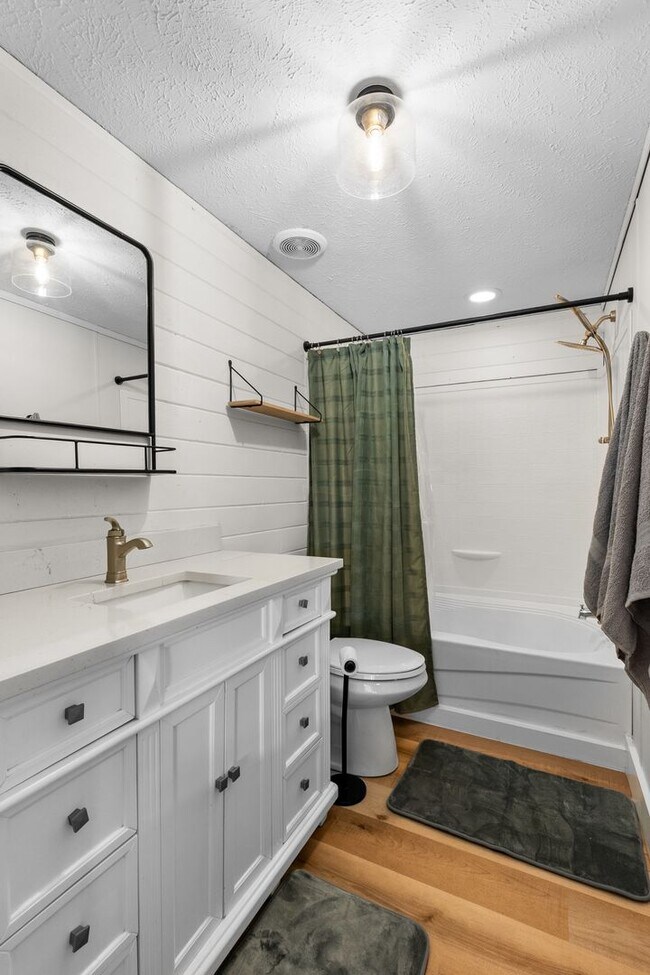 Building Photo - Ranch with 6 Acres!