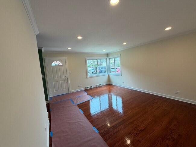 Building Photo - 140 E Northwest Hwy