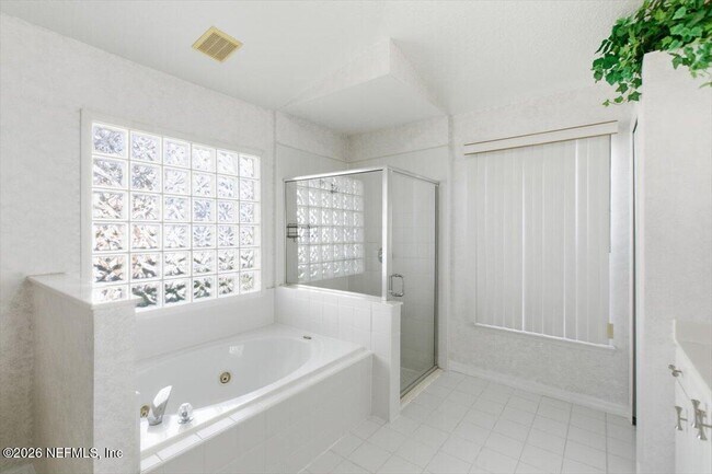 Building Photo - 160 Crossroad Lakes Dr