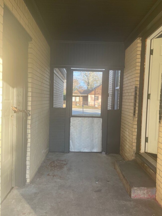 Building Photo - 2/1 with bonus room FENCED YARD PET FRIENDLY