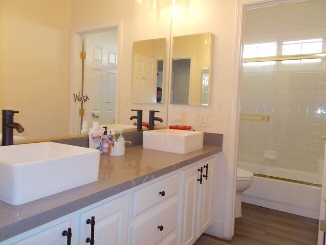 Building Photo - Stunning Fully Remodeled Luxury Home in Peccole Ranch