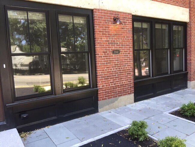 Building Photo - No Brokers Fee, Newton Center Area. 3 Level of Living Space/ central AC, In-Unit Laundry. Parking...