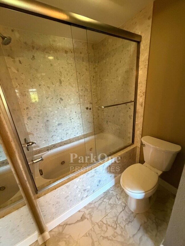 Building Photo - Updated Townhouse in Clayton Available for Lease now!