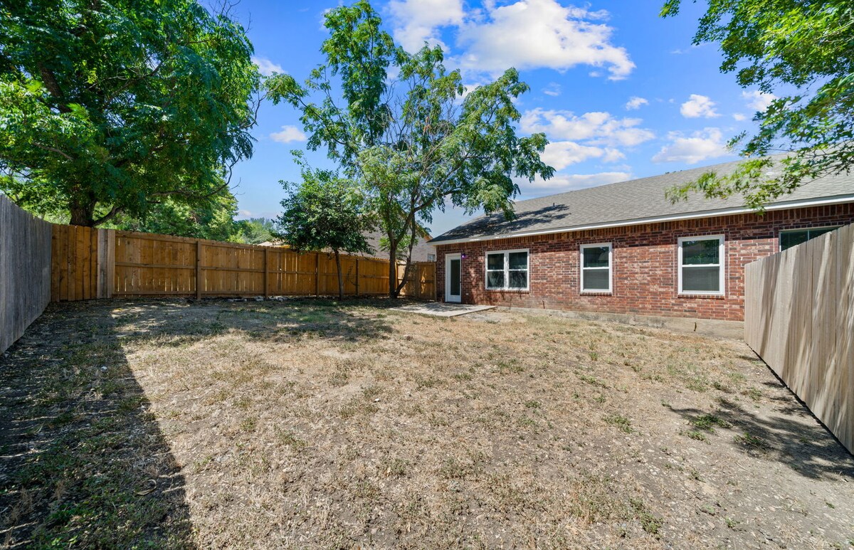 Building Photo - 521 Clearfield Dr