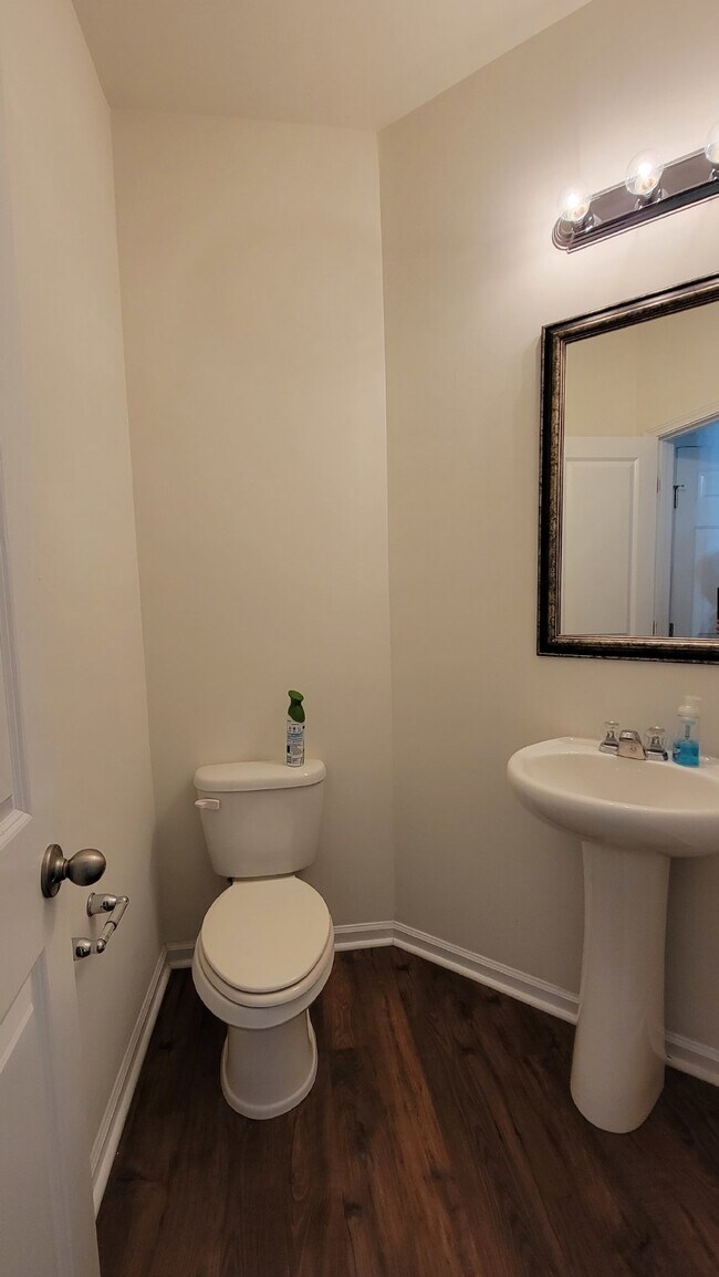 Building Photo - "Modern 3-Bedroom Multiplex with 3 Full Ba...