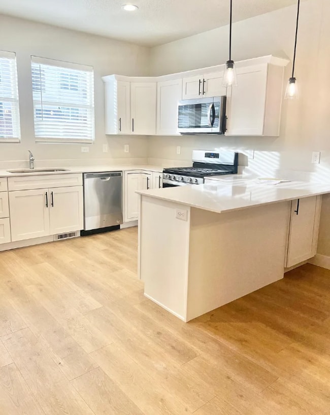 Building Photo - Upgraded Townhome in Willow Point – 3 Bed,...