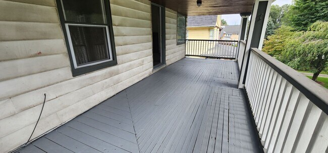 Building Photo - 4 Bedroom 1 Bathroom Triplex
