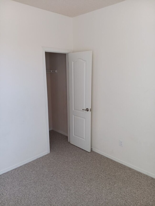 Building Photo - Beautiful 3 bedroom 3 bathroom home! Showi...