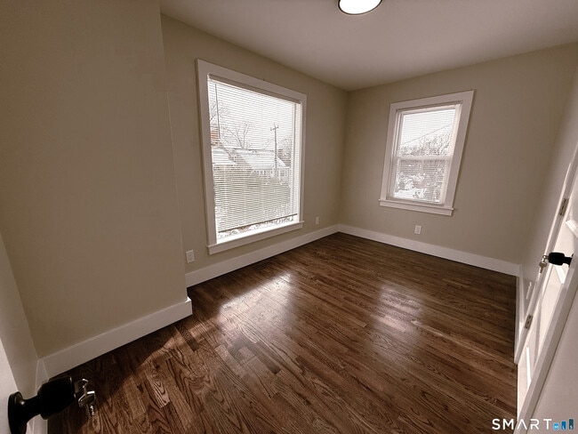 Building Photo - 260 Robin St