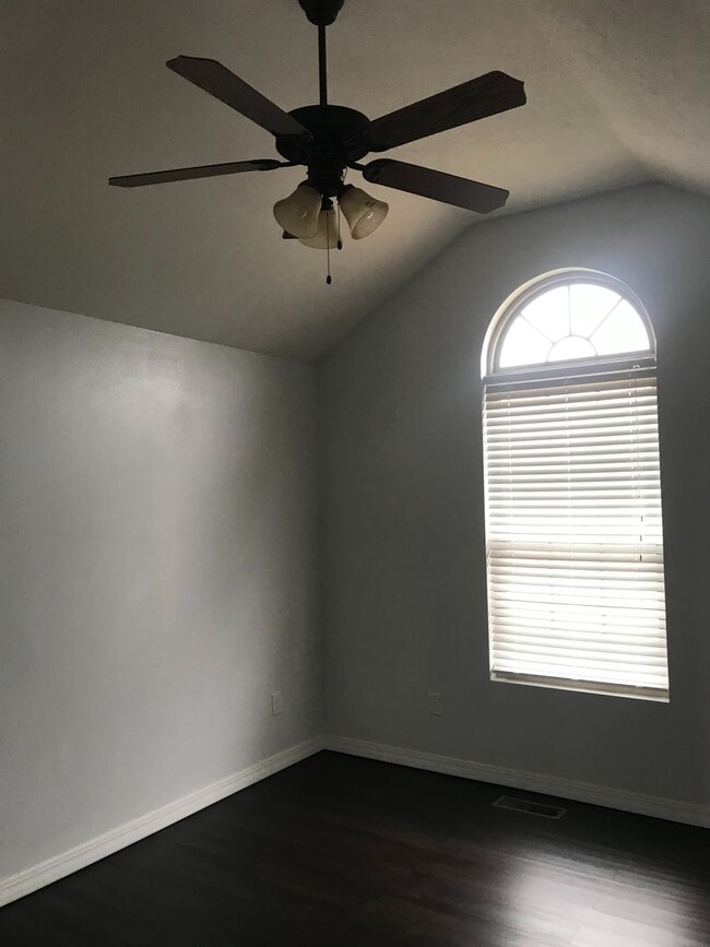 Building Photo - 3 bedroom 2 bath house.  Fenced yard
