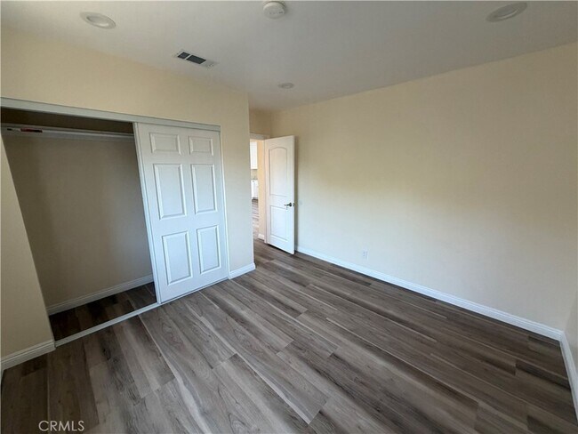 Building Photo - 3234 Vineland Ave