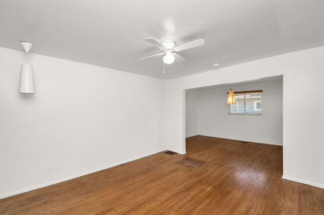 Building Photo - A Gardners Dream 2 Bed 1 Bath Home in Amazing SLC Location! Available NOW!