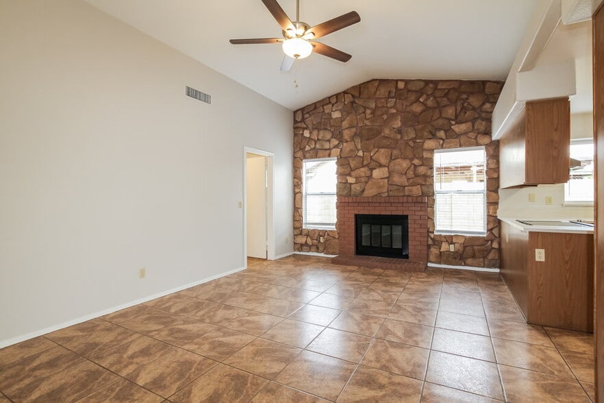 Building Photo - 7827 W Shangri La Rd