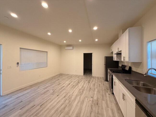 Building Photo - 1019 S Osage Ave