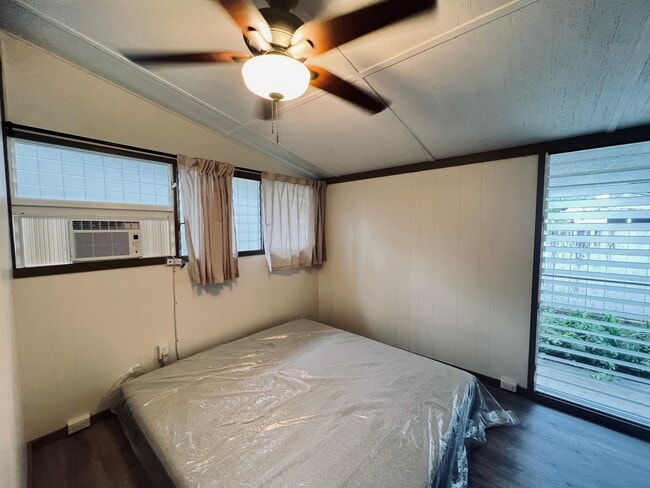 Building Photo - 350 Ulupaina St