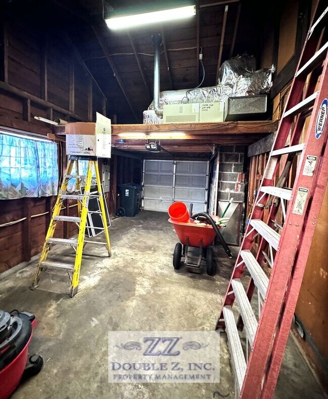 Building Photo - Spacious 2 Bedroom House with Garage and l...