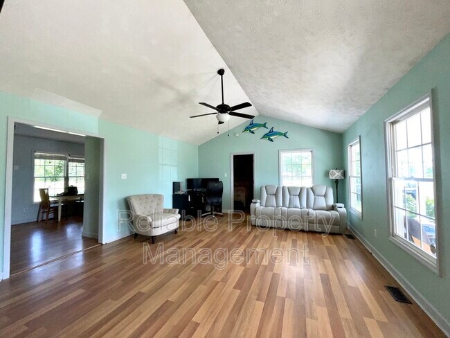 Building Photo - 879 O B J Rd