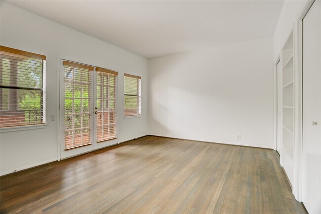 Building Photo - 2629 Wroxton Rd