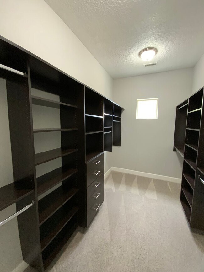 Building Photo - 3 Bedroom & An Office Luxury Home Availabl...