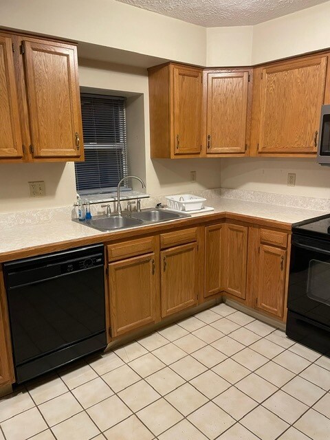 Building Photo - 592 Hilltop Ter