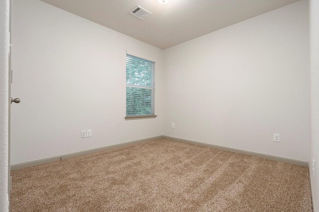 Building Photo - 918 Shady Ln