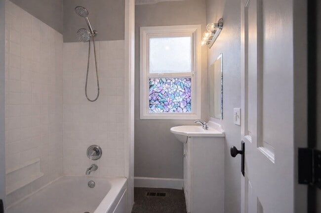 Building Photo - 309 W McLoughlin Blvd