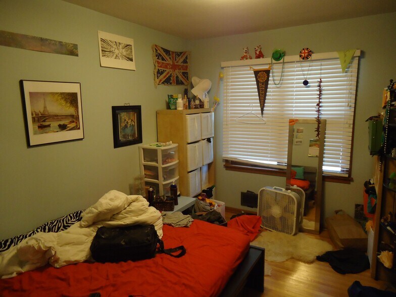 East bedroom - 3522 Holmes Ave