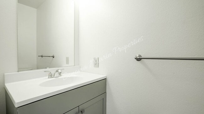 Building Photo - Lovely 3 Bedroom Townhouse ~ Water Included