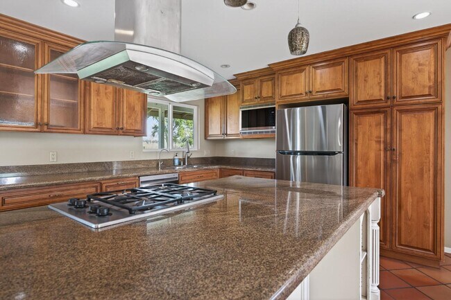 Building Photo - 1525 Fairway Dr