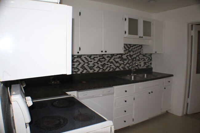 Building Photo - 3 bed 2 bath house