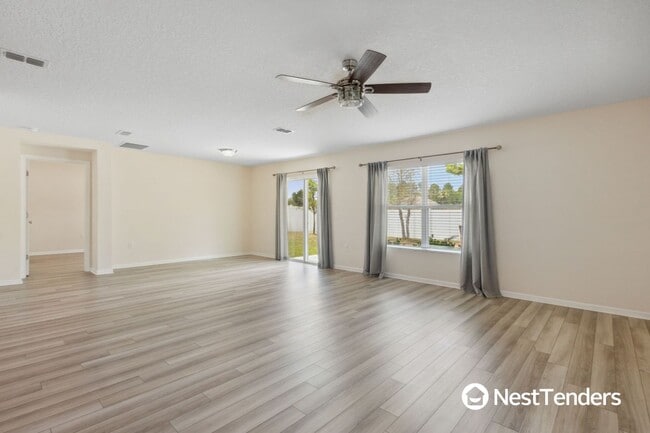Building Photo - Four Bedroom Just Off Amelia Concourse!